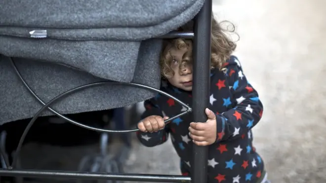 طفلة مهاجرة من بلدة عين العرب السورية استقر بها المقام في مخيم قرب العاصمة اليونانية اثينا