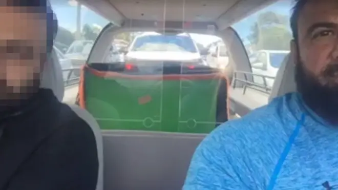 Ayah korban tabrakan (kiri) mengutarakan pernyataannya dengan diterjemahkan petugas permakaman Ahmad Hraichie. Di latar belakang tampak peti jenazah sang bocah.