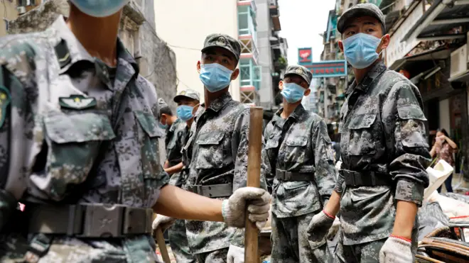 解放军澳门驻军在十月初五街清理台风垃圾杂物（25/8/2017）