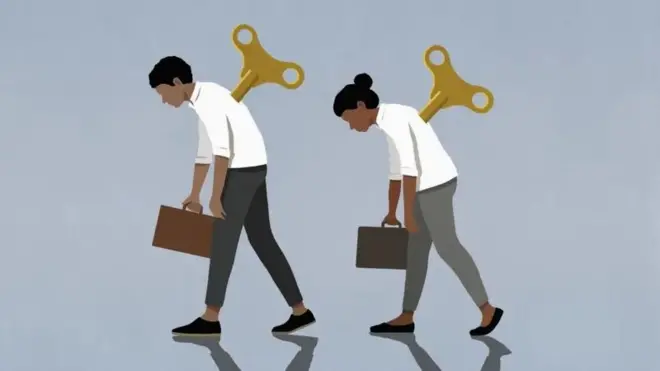 Desenho de duas pessoas segurando maletas e com uma chave de engrenagem nas costas