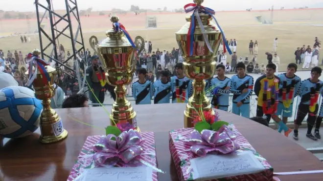 د فوټبال دغو سیالیو ته د نندارې په موخه هر مازیګر سلګونه نندارچیان راټولیدل.