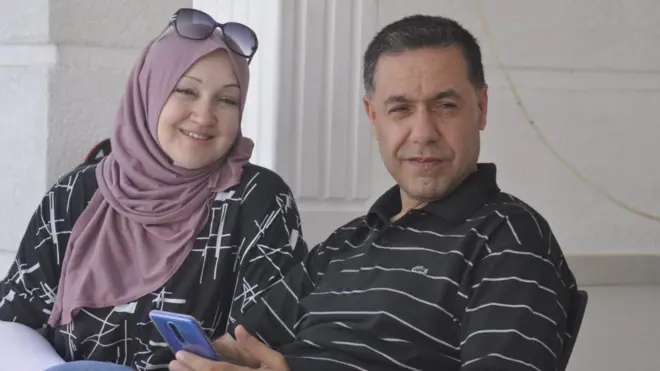 الدكتور حسام أبو صفية وزوجته