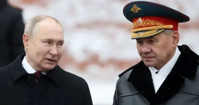 রুশ প্রেসিডেন্ট ভ্লাদিমির পুতিনের সঙ্গে দেশটির বর্তমান প্রতিরক্ষামন্ত্রী সের্গেই শোইগু (ডানে)