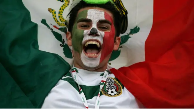 Un hombre con la cara pintada