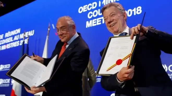 Juan Manuel Santos (dcha.) durante la firma de adhesión de su país a la OCDE este miércoles.