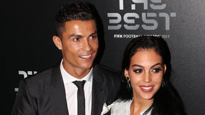 Роналду со своей подругой Джорджиной Родригес и старшим сыном на церемонии вручения награды "Лучший футболист по верссии ФИФА". 23 октября 2017 года