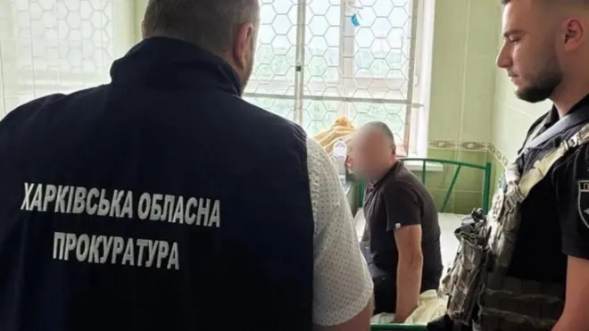 Працівники прокуратури та поліції у камері, де перебуває підозрюваний 