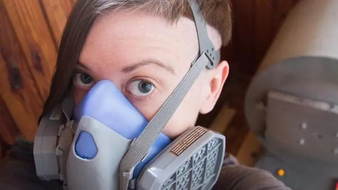 Художниця-емальєр Ольга Комісарова давно звикла носити респіратор. Майстри, що працюють із гарячою емаллю, мають одягати їх під час роботи.