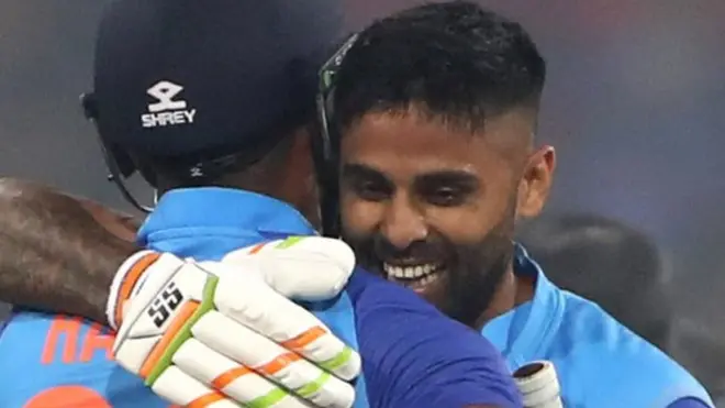 मैच जीतने की खुशी मनाते हुए सूर्य कुमार यादव और हार्दिक पांड्या