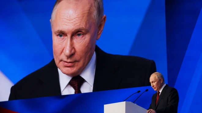 Володимир Путін виступає на з'їзді партії "Єдина Росія" на тлі екрана зі своїм зображенням, червень 2026 року