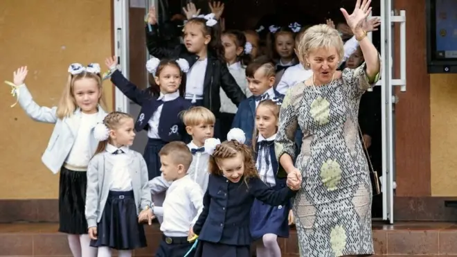 Вчителька з дітьми