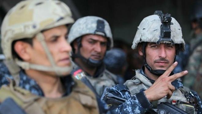 Miembros de las fuerzas de seguridad iraquíes celebran la victoria en Mosul