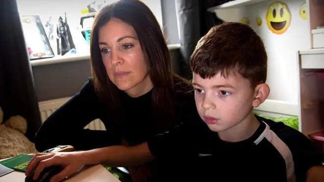 Shelley ayudando a su hijo con las tareas del colegio.