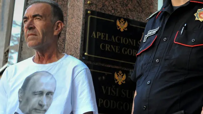 Один из лидеров движения "Демократический фронт" Андрия Мандич (в футболке с изображением Владимира Путина) обвинил суд в несправедливости