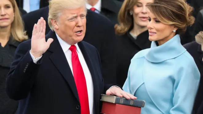 El momento en que Donald Trump jura sobre dos Biblias como presidente de Estados Unidos.