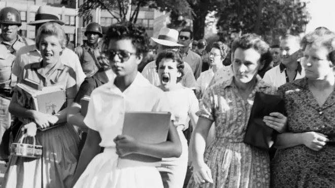 1959年9月6日，阿肯色州小石城黑人女学生伊丽莎白·埃克福德（Elizabeth Eckford）在开学第一天走进小石城中心高中。她是根据联邦法庭裁决首批进入白人学校的9名黑人学生之一。