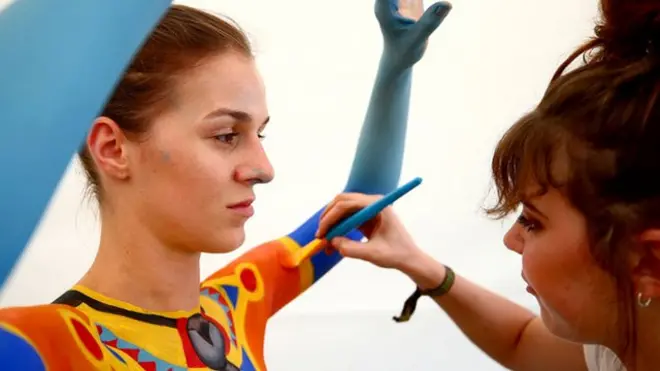 جنوبی افریقہ کی فنکار کارلا گوس نے ماڈل کورینا کے جسم پر اپنے فن کا مظاہرہ کیا ہے