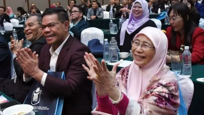 Saifuddin Nasution (kiri) bersama Wakil PM Malaysia Wan Azizah Wan Ismail.