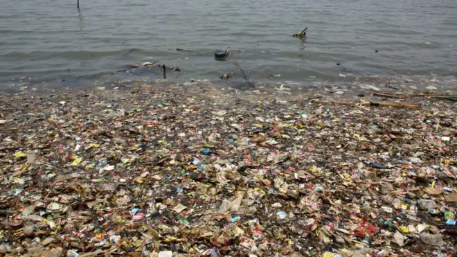 Tumpukan sampah di pantai utara Jakarta.