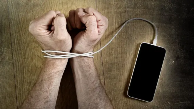 చేతుల్ని కట్టేసిన మొబైల్ వైరు