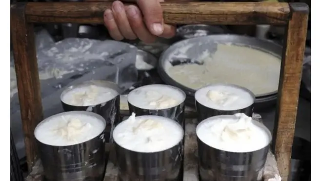 Poliisi mengatakan susu beracun dijadikan lassi, minuman yoghurt yang populer di Asia Selatan.