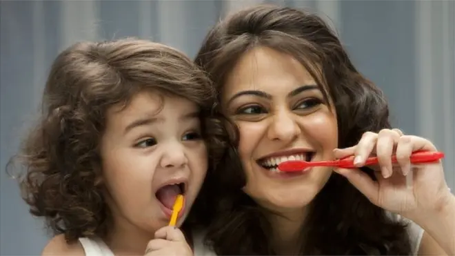 టూత్ బ్రష్ చేస్తున్న తల్లీ, పిల్లలు