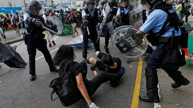 1일, 홍콩 경찰은 곤봉 등 진압 장비를 사용해 집회 참가자들을 제압했다