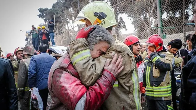 Dua ratus petugas bekerja keras untuk memadamkan api di Gedung Plasco selama beberapa jam sebelum ambruk.