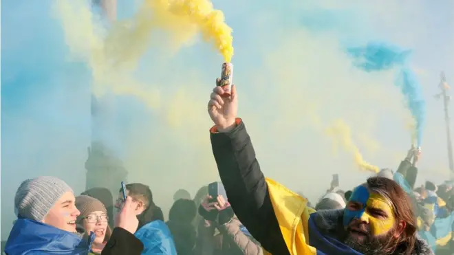 Люди з прапорами і файєрами