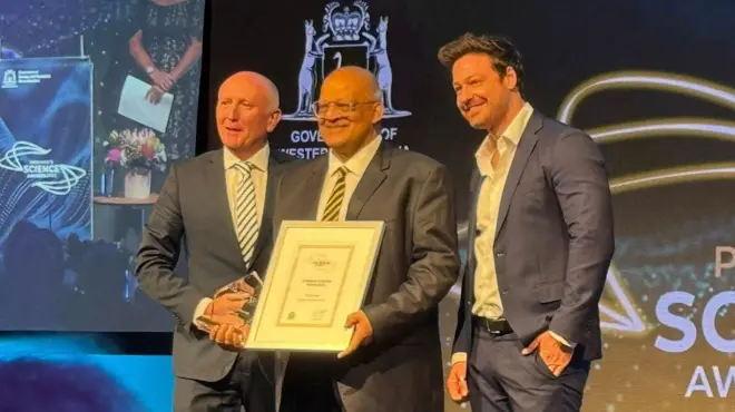 මහාචාර්ය චරිත පට්ටිආරච්චි (මැද) සම්මානය අතැතිව