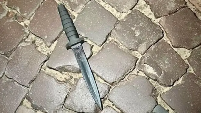 Ніж на бруківці