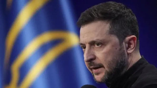 2025年2月23日，烏克蘭總統澤連斯基（Volodymyr Zelensky）在「烏克蘭2025」論壇後會見記者。