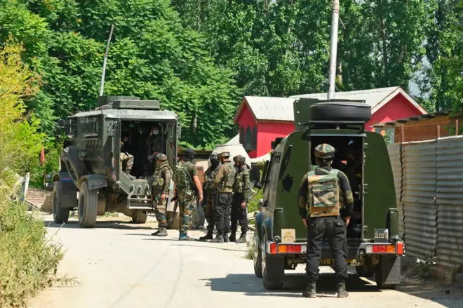 পুলওয়ামাতে একটি মসজিদের সামনে অভিযানের প্রস্তুতি নিচ্ছে সেনারা