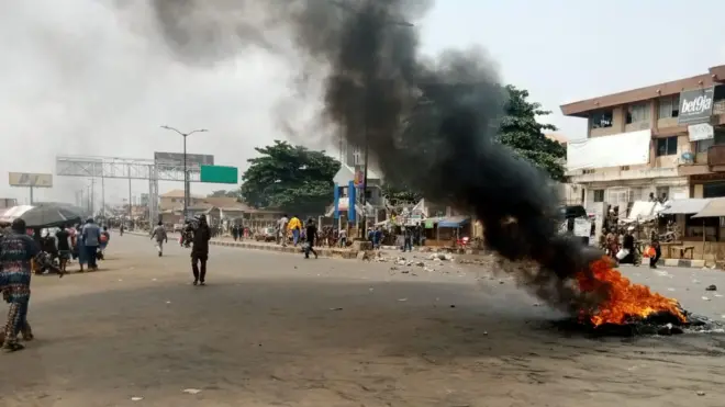 Awọn eeyan n jo taya ọkọ 