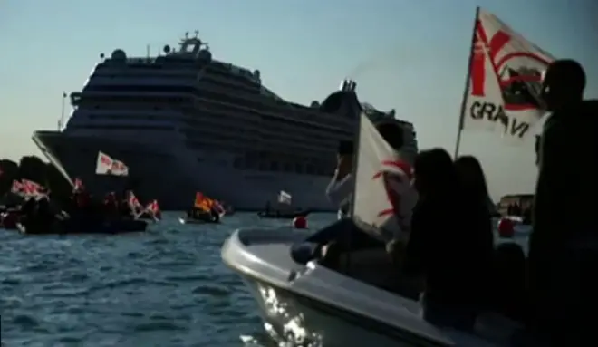 小型ボートから大型客船を追い払おうとするヴェネツィアの市民団体