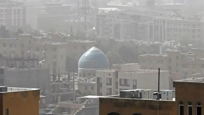 مسجدی در تهران با گنبد فیروزه‌ای