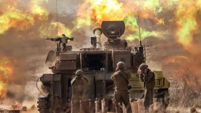 مدفعية إسرائيلية تطلق قذائف بالقرب من الحدود مع غزة في 11 أكتوبر/تشرين الأول عام 2023