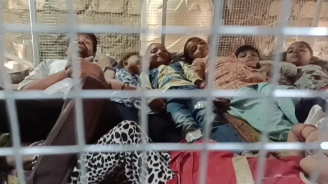 deca spavaju u kavezu u indiji