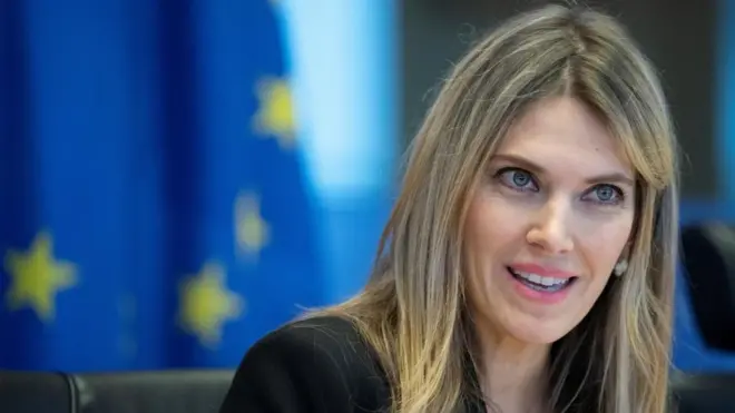 Aha Eva Kaili yariko ashikiriza ijambo inama nshingamateka ya Bulaya, yahagaritswe ku wa gatandatu yongera afatirwa n'amatungo yiwe 