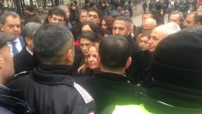 Ankara Üniversitesi'nde son KHK'yı protesto için toplananlara polis biber gazı ve plastik mermiyle müdahale etti