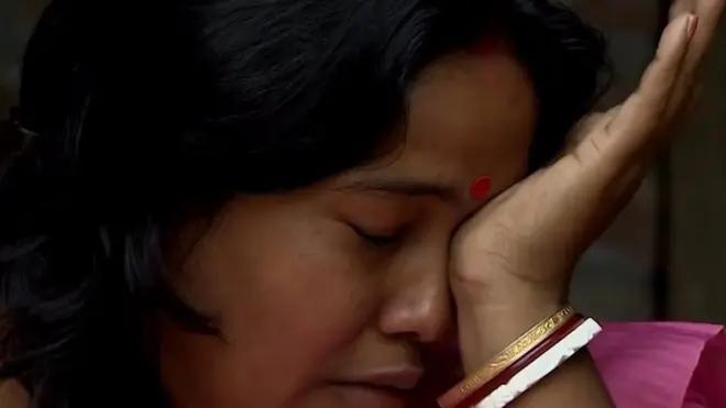 жінка плаче