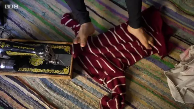 Майстриня шиє стопами