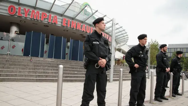 Полиция предполагает, что нападавший мог сам заманить жертв к торговому центру