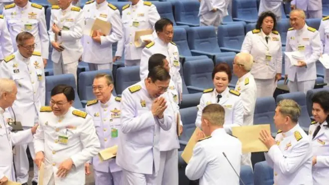 นายพรเพชร วิชิตชลชัย ซึ่งเป็น 1 ใน 10 กรรมการสรรหา ส.ว. ของ คสช. ได้รับความไว้วางใจจากสมาชิกสภาสูงให้ทำหน้าที่ประธานวุฒิสภา