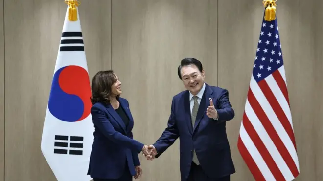 윤석열 대통령이 29일 용산 대통령실에서 카멀라 해리스(Kamala Harris) 미국 부통령을 만나 악수하고 있다