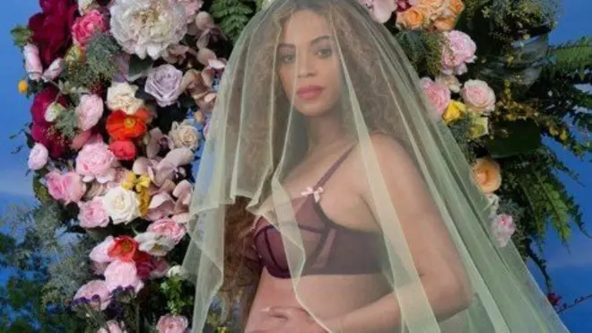 Captura de pantalla del Instagram de Beyoncé con la foto y el anuncio de su embarazo.