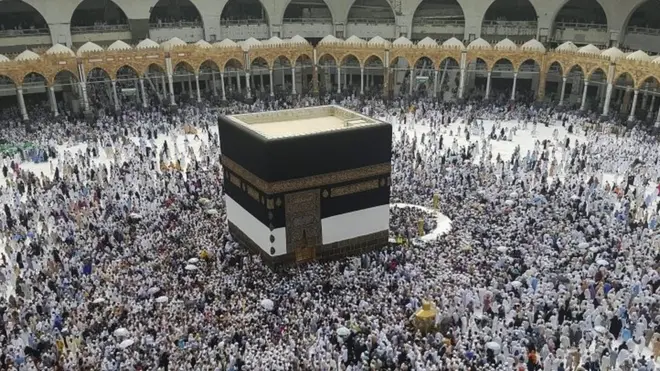 मक्का में मस्जिद-अल-हरम मुसलमानों का सबसे पवित्र स्थान है.