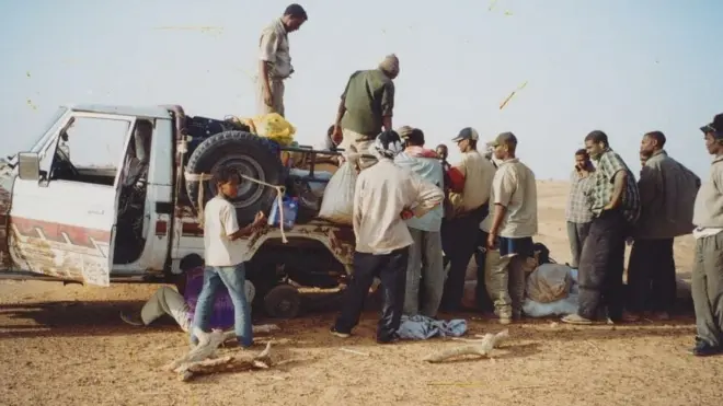 ኣብ ሰሃራ ዝተሰብረት መኪና