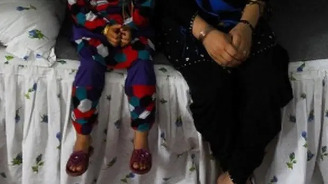 د کابل د زندانونو او توقیف خونو مدیره رحیمه یوسفي وایي، په زندان کې ساتل کېدونکو ماشومانو ته خواړه او نورې اسانتیاوې د دوی د میندو له برخې ور کول کېږي.