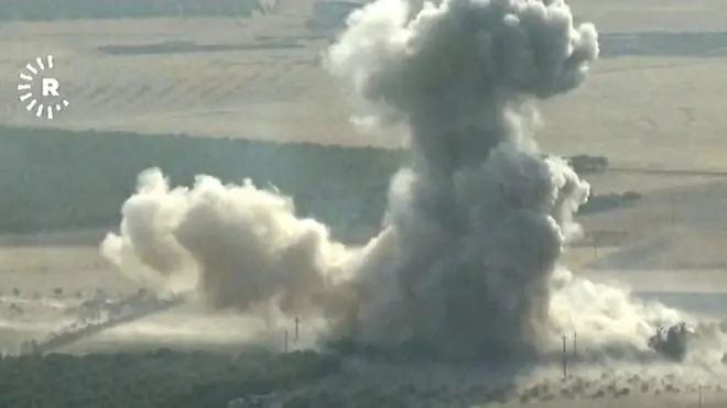 ペシュメルガが奪還しようとしているバシカ町の近くで、爆発の様子